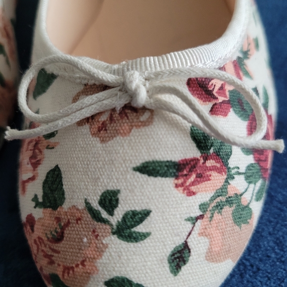 Floral Flats, H&M Size 38 - Picture 5 of 6